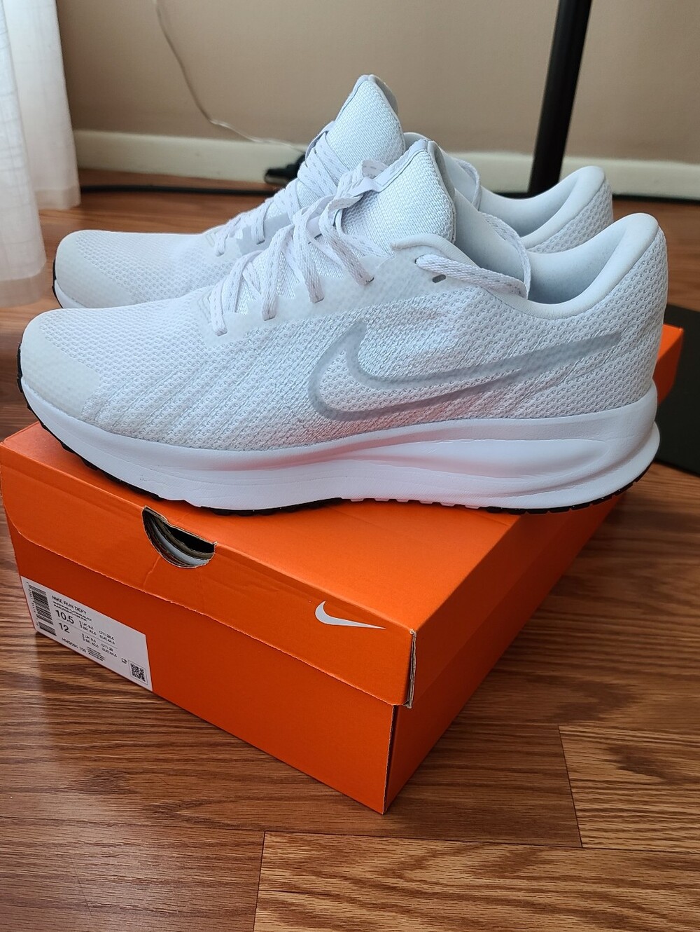 Nike White Running Shoes with Subtle Silver Swoosh
